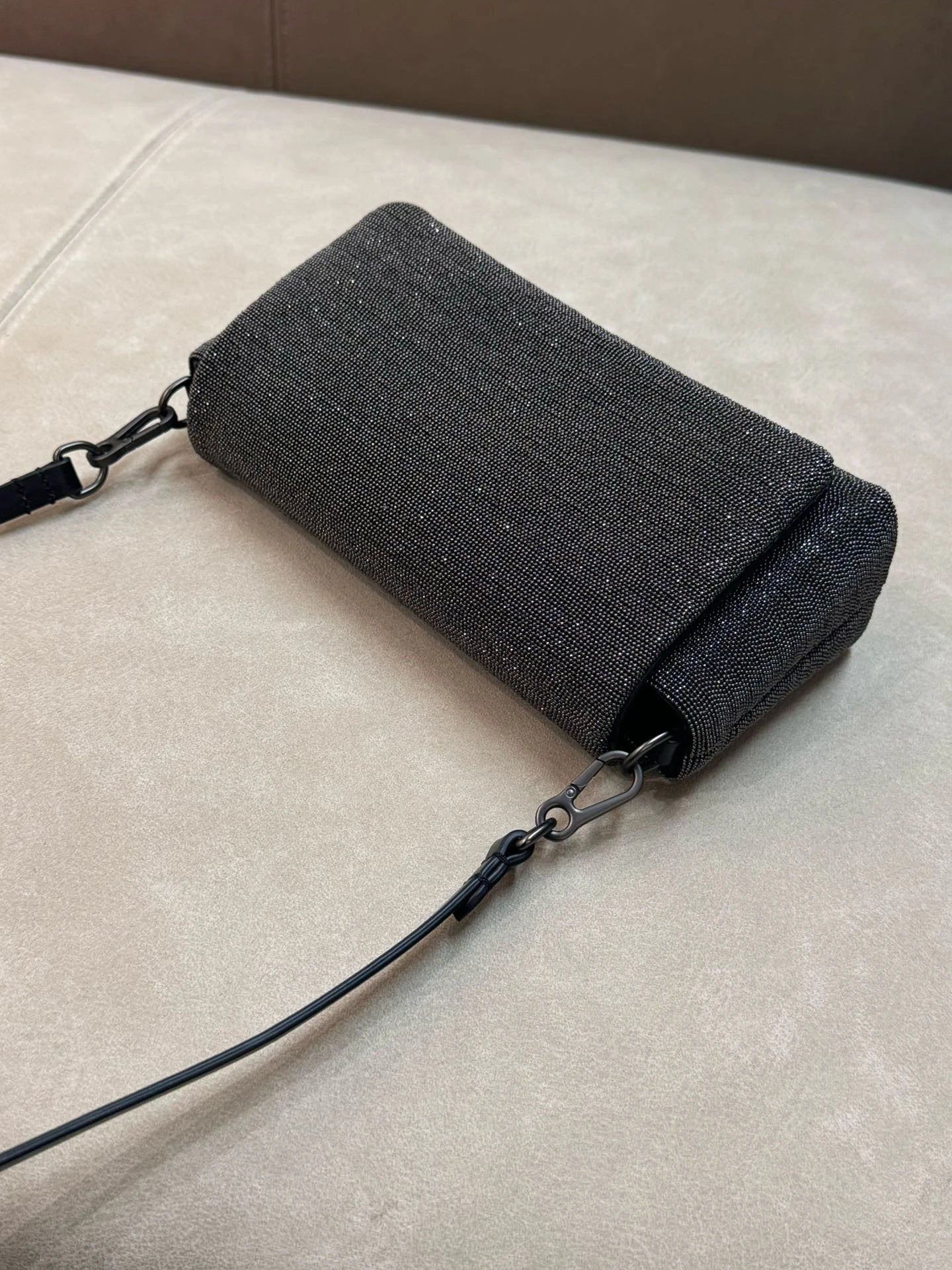 Imported cowhide shoulder cross body bag with pearl chain, casual and versatile 23cm