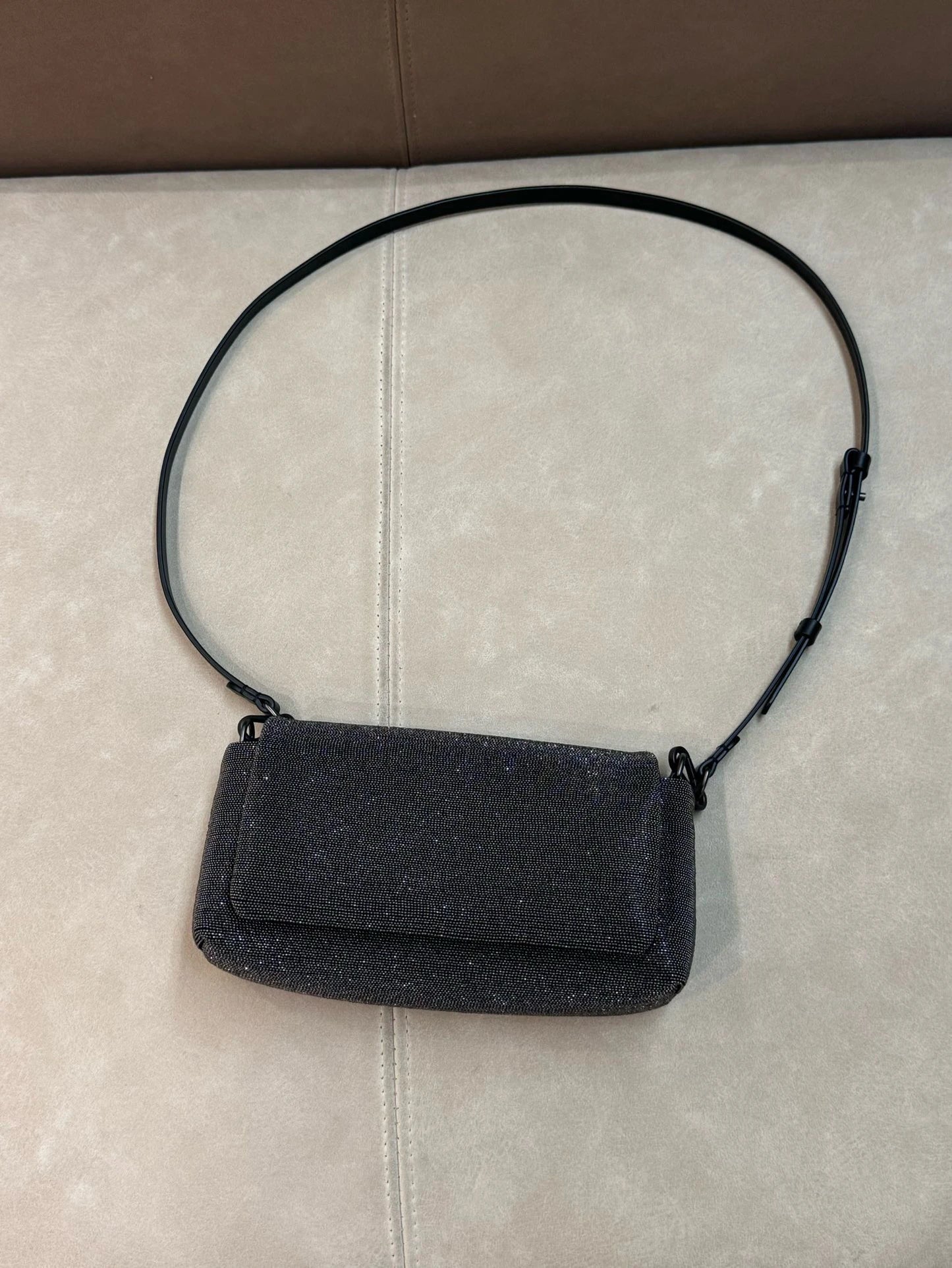 Imported cowhide shoulder cross body bag with pearl chain, casual and versatile 23cm