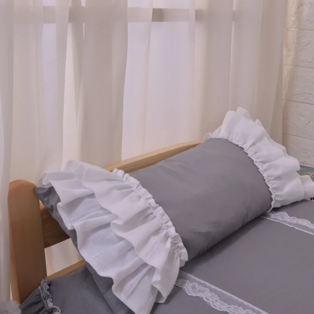 Cute Solid Wood Pet Bed Dog Comfortable Bed Free Full Set of Bedding Pet Supplies Removable and Washable Pet Bed