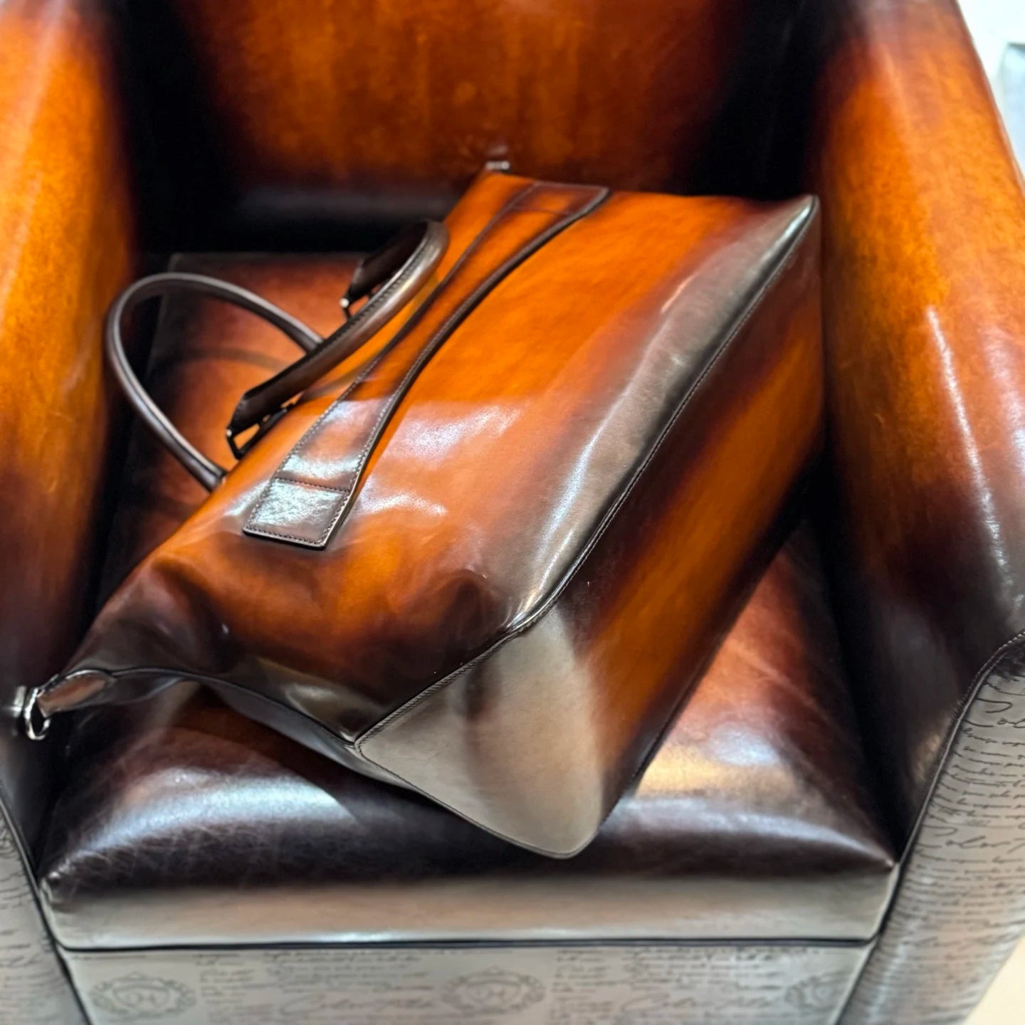 DIMY 2025 new large capacity commuting crossbody crescent lightweight soft leather single shoulder travel horn tote bag