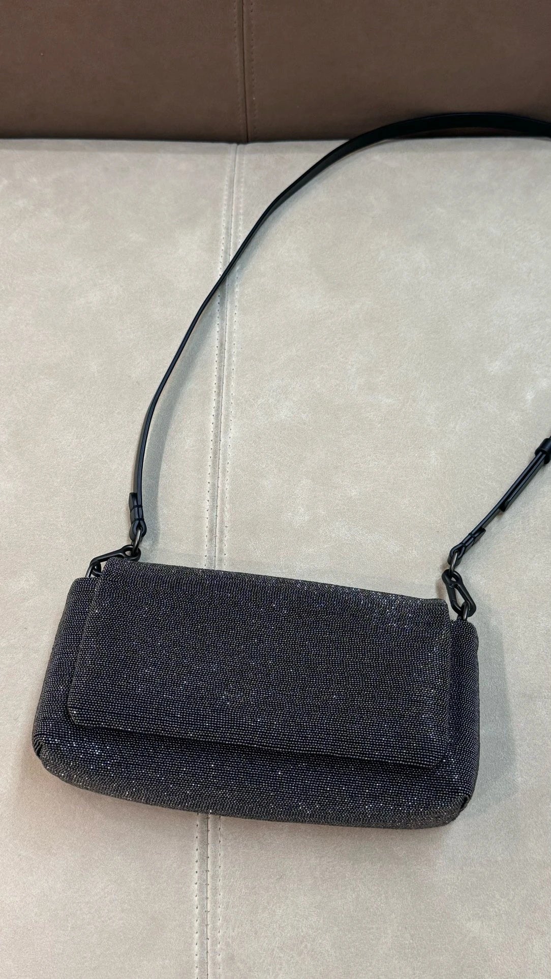 Imported cowhide shoulder cross body bag with pearl chain, casual and versatile 23cm