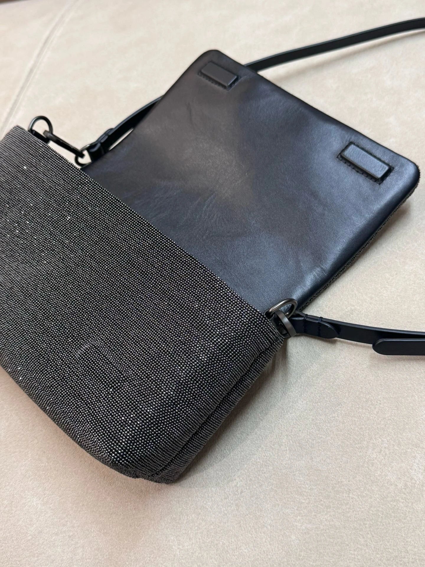 Imported cowhide shoulder cross body bag with pearl chain, casual and versatile 23cm